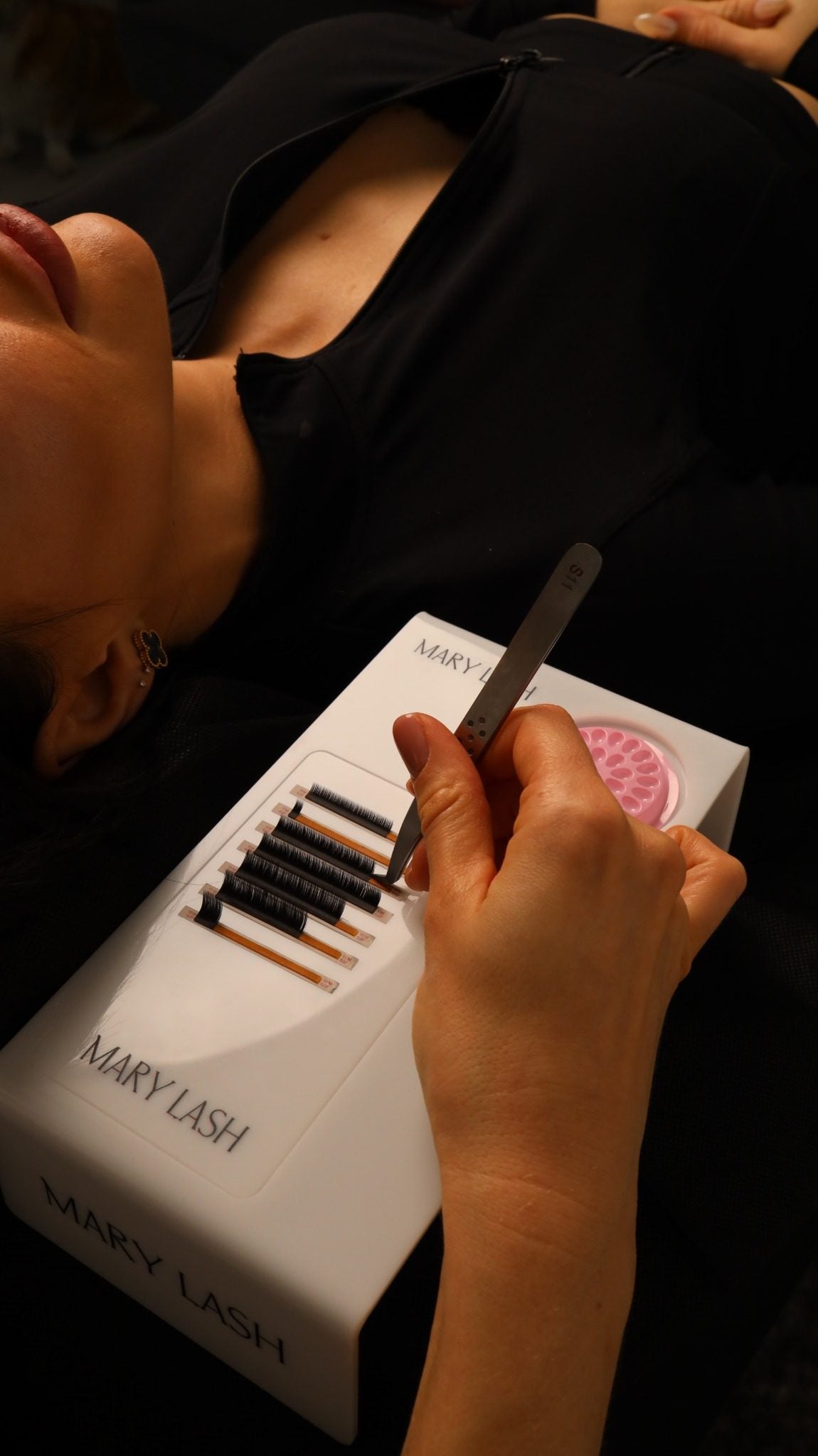 MARY LASH Ergonomic Acrylic Lash Tray Stand with Arm Support